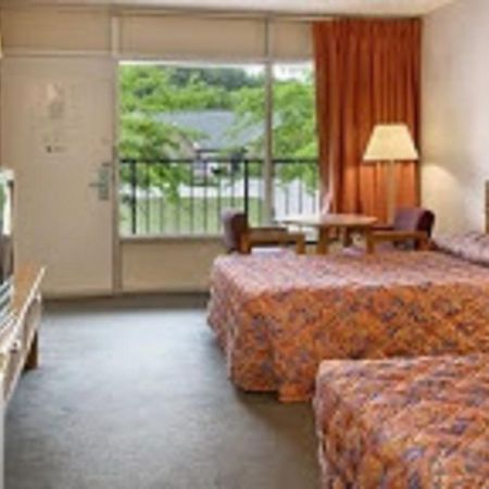 Town And Country Inn Suites Spindale Exterior photo