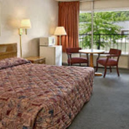 Town And Country Inn Suites Spindale Exterior photo