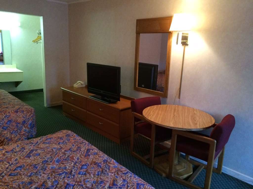 Town And Country Inn Suites Spindale Room photo