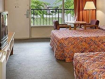 Town And Country Inn Suites Spindale Exterior photo