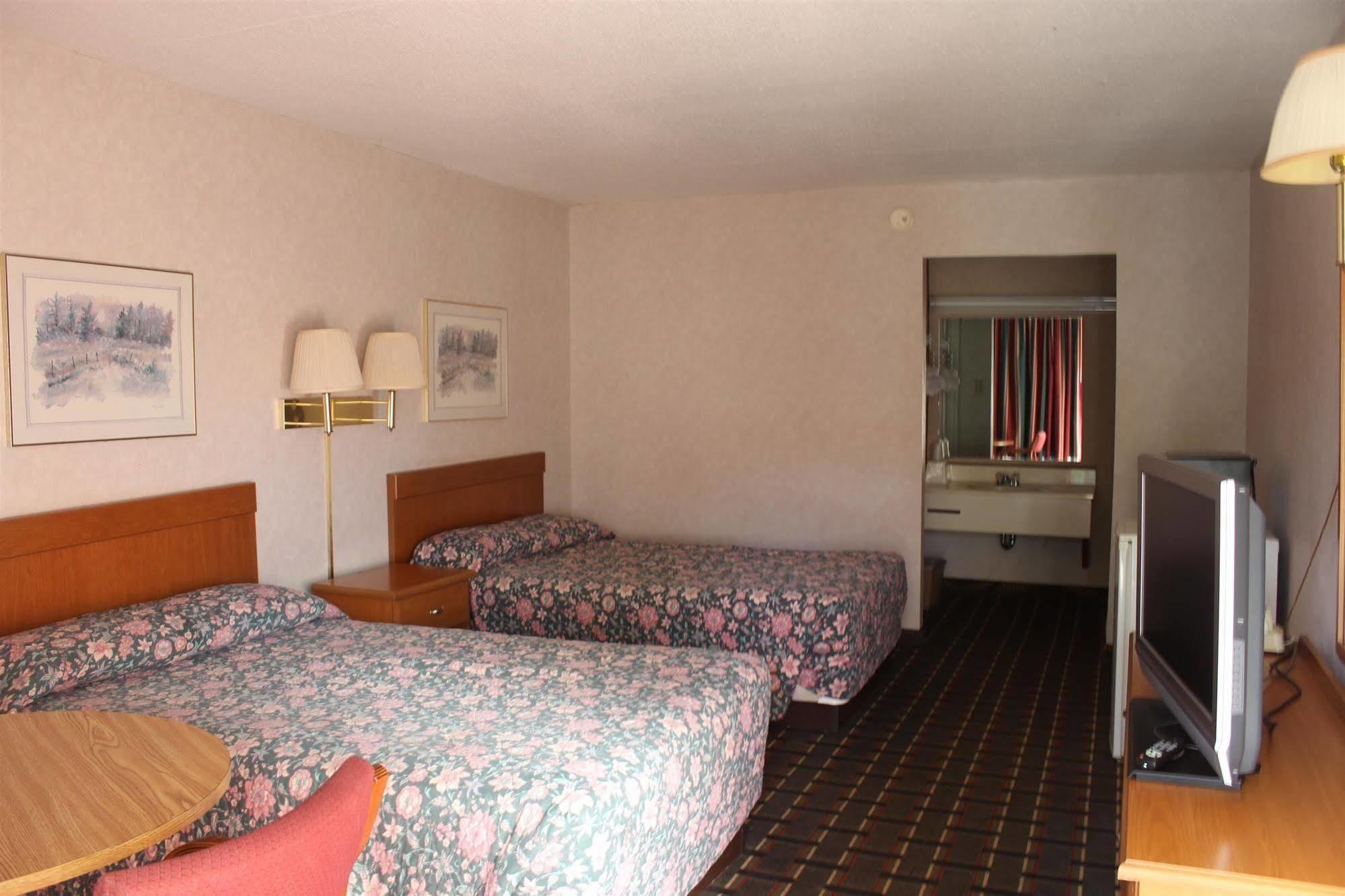 Town And Country Inn Suites Spindale Exterior photo