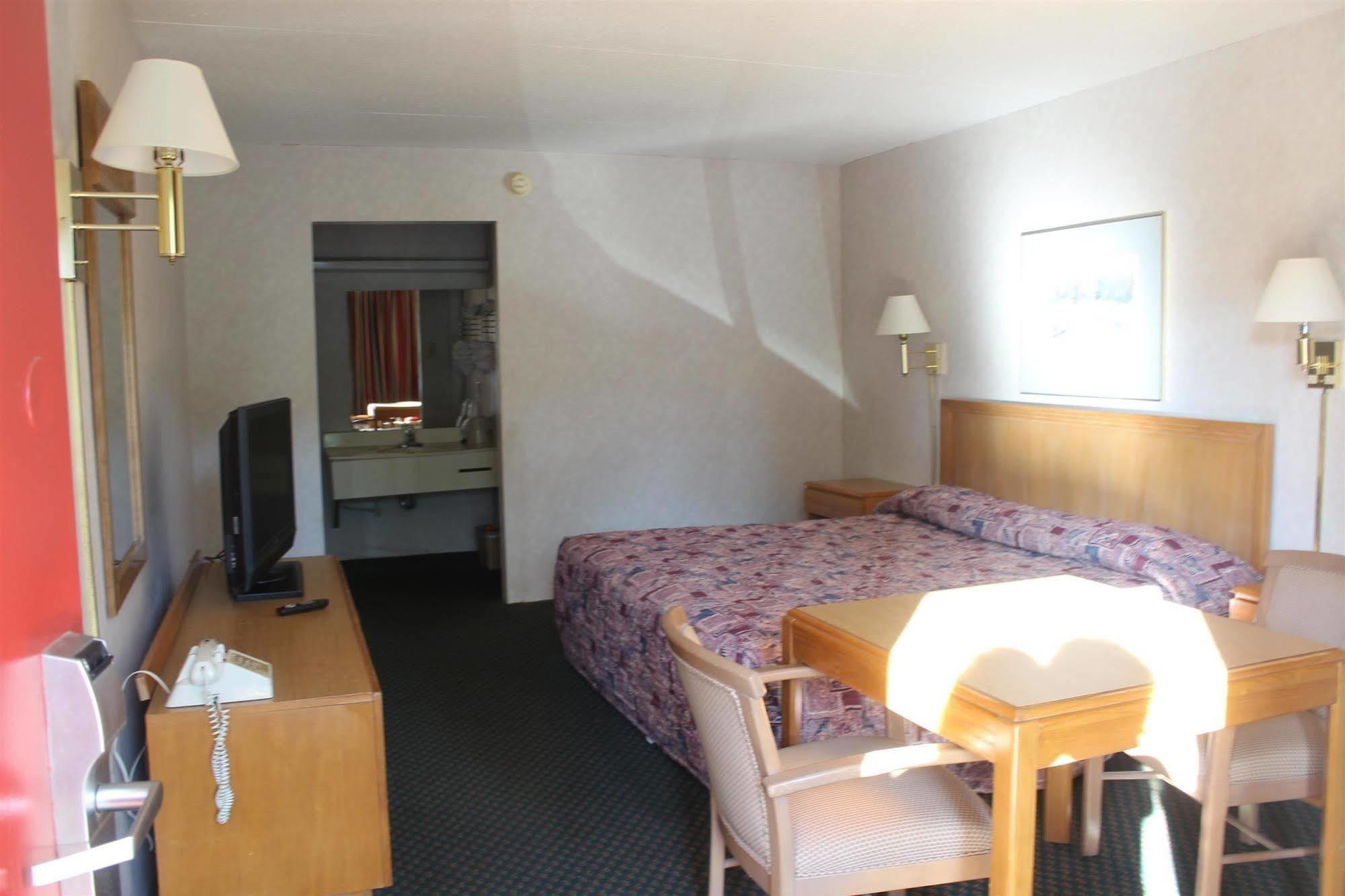 Town And Country Inn Suites Spindale Exterior photo